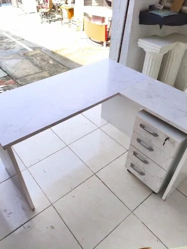 Mesa de escritório L