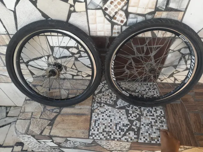Vendo 2 par de jante/aro de bicicleta aro 20 preto mais pneus