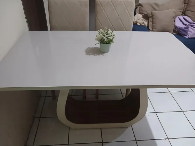 Mesa com 6 cadeiras