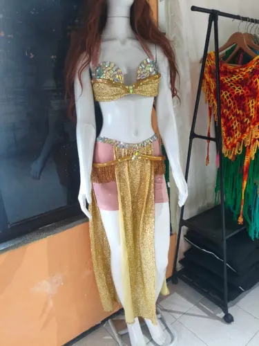 Figurino dourado para Dança do ventre