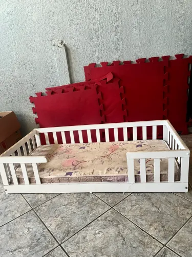 Cama infantil com colchão e tabete