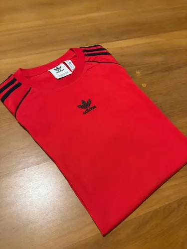 Camiseta Adidas retrô