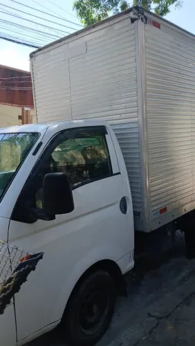 Caminhão baú H100