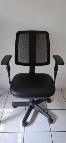 Cadeira escritório preta tela
