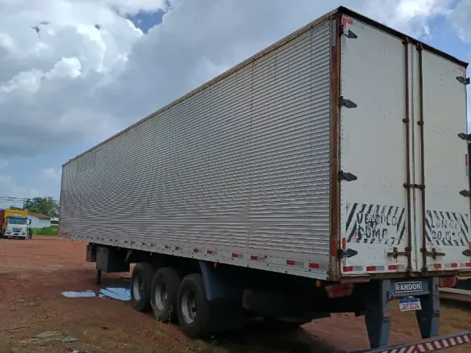 Carreta baú Randon