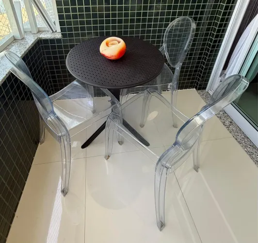mesa de varanda e três cadeiras de acrílico