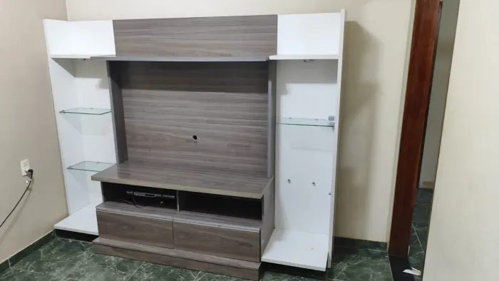 Elegante estande de mdf com 2 gavetas e prateleiras de vidro para tv até 55 pol