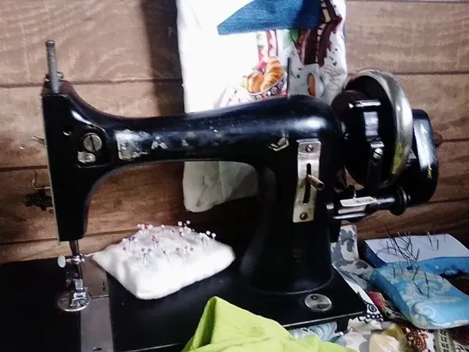 MAQUINA DE COSTURA ANTIGA