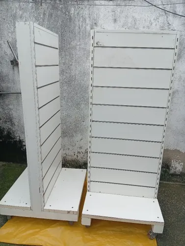 Gôndolas usadas em ótimo estado