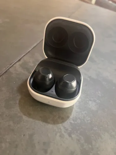 Fone de ouvido Bluetooth Samsung Galaxy Buds FE na cor Grafite.