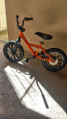 Bicicleta infantil BTWIN aro 14 com freio a disco