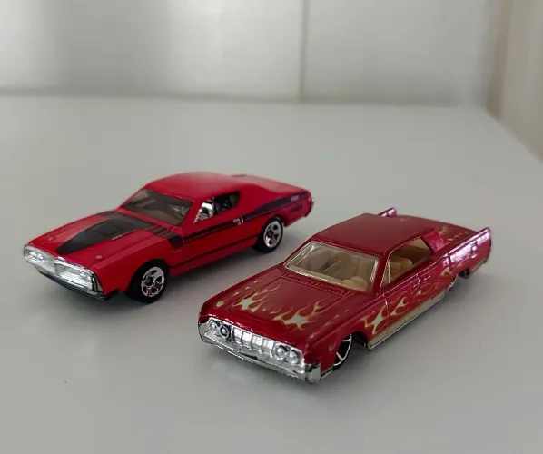 Hotwheels 71 Dodge Charger e Continental 64