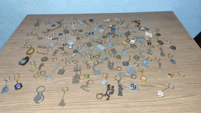 COLEÇÃO DE CHAVEIROS DE METAL VINTAGE