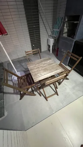Mesa de madeira com cadeiras Tokstok