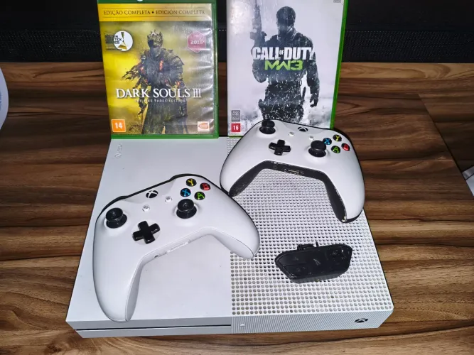 Xbox One S 500 GB ? Completo e muito conservado
