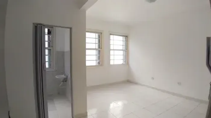 O kitnet com piso cerâmica, pintura nova, ótima localização  Metrô Republica