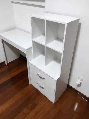 Escrivaninha com estante embutida 