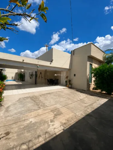 CASA RESIDÊNCIAL COM 03 VAGAS DE GARAGEM COBERTA NO BAIRRO AEROPORTO.