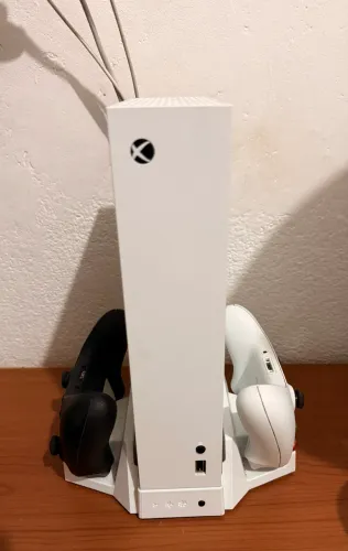 Xbox Séries S 512gb + 2 controles originais + suporte de carregamento