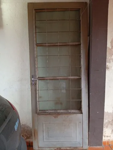 PORTA DE AÇO COM FECHADURA E CHAVE