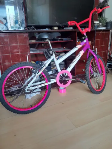 Bicicleta aro 20 em ótimo estado. Pronta pra pedalar.
