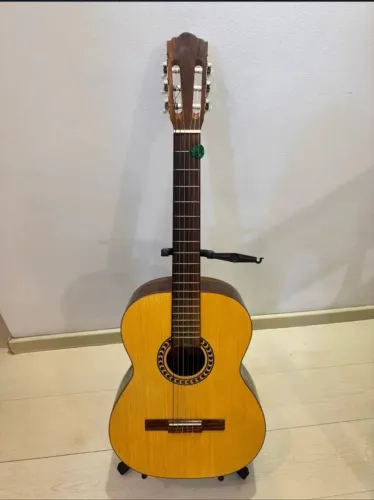 Violão Di Giorgio clássico em ótimo estado. Acompanha capa e suporte.  