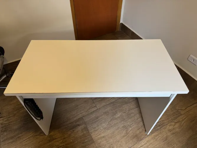 Mesa de escritório com gaveta