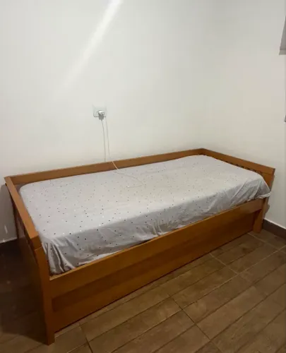 Cama de solteiro em Madeira maciça com cama em baixo + 1 colchão