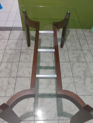 Mesa s/ cardeiras com uns pés madeira maciça 