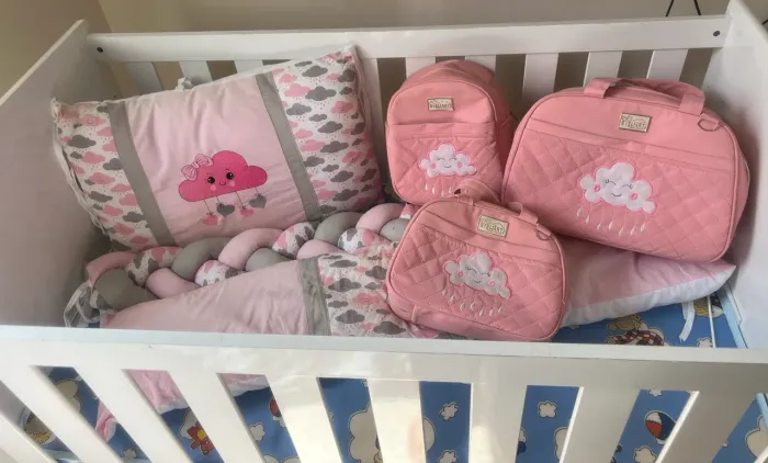 Kit bolsa maternidade e kit berço nuvem 