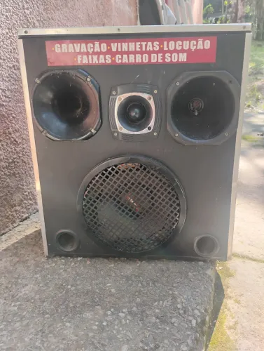 Caixa de som pra anúncio  só a bateria paguei 450 tá nova 