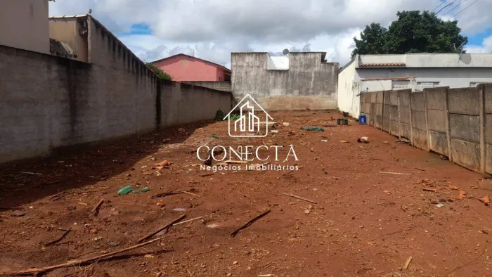 Lote murado e plano à venda no bairro Custódio Pereira - Uberlândia/MG
