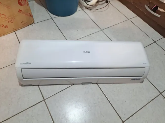 Vendo este ar-condicionado 24 mil BTUS inverter seme novo  R$ 3.000 reais 
