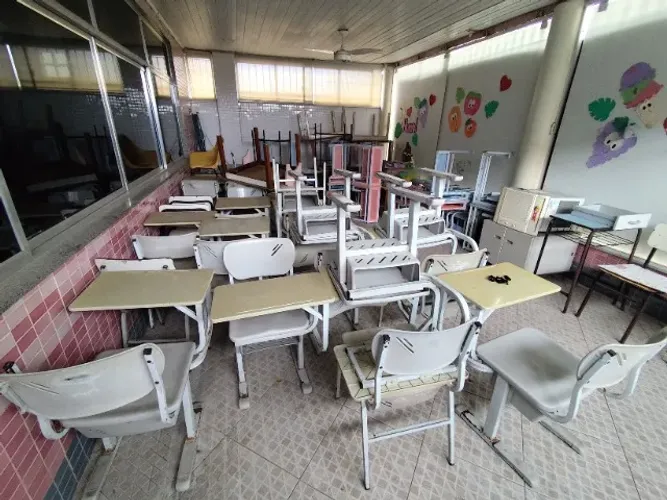 Vendo carteiras escolares.