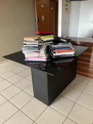 Mesa preta com tampo de vidro 