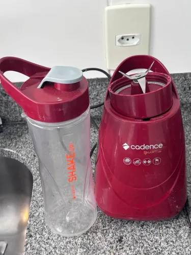 Liquidificador portátil ou shakeira cadence