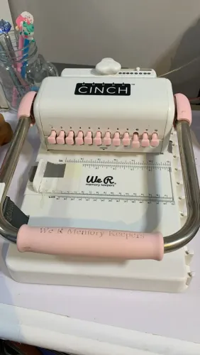 Encadernadora The Cinch Heidi Swapp Rosa + Brinde Wire-O - Furo Quadrado Passo 2:1