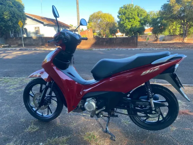 Moto super nova, muito bem conservada e pronta para rodar!