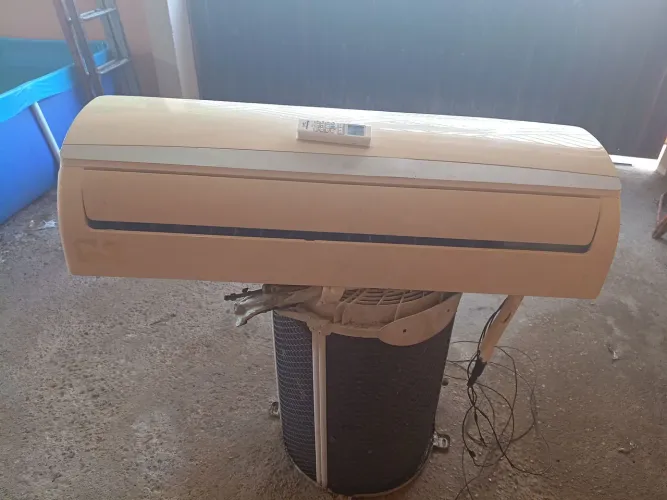 Vende-se ar-condicionado de,22.000 BTUs funcionando perfeitamente apenas 1000 reais 