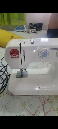 Maquina de costura Reta e zigue-zague. Usada