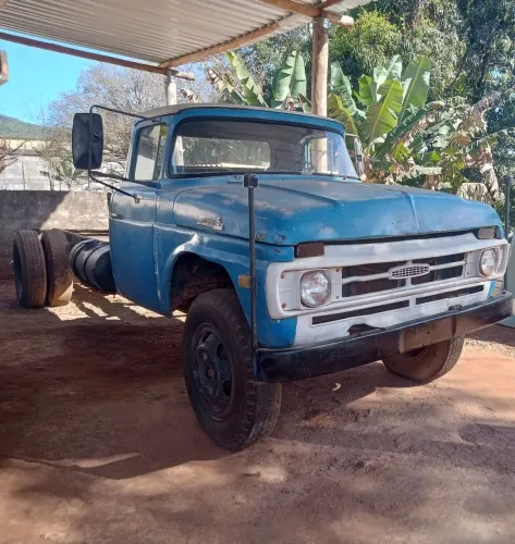 Caminhão Ford F600 diesel