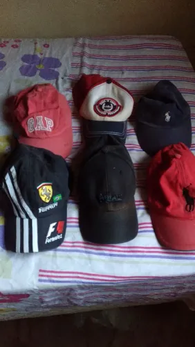 Vendo 7 bonés originais 
