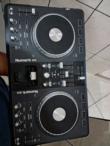 Controladora de DJ Numark iDJ3