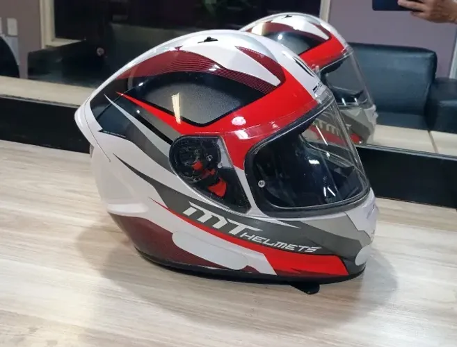 Capacete Mt em ótimo estado de conservação