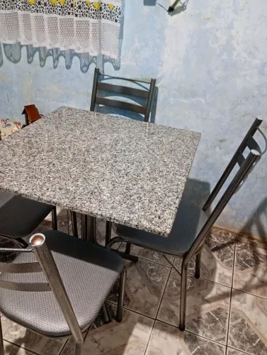 Jogo de Mesa com 4 cadeiras ( NOVO) apenas 1 mês de uso