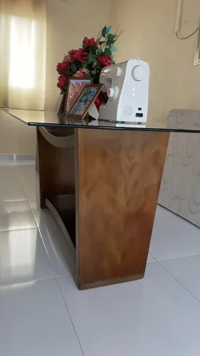 Mesa de jantar base de madeira tampão de vidro 