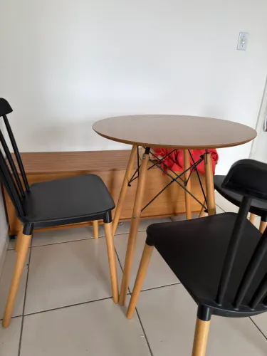 Mesa com 3 cadeiras