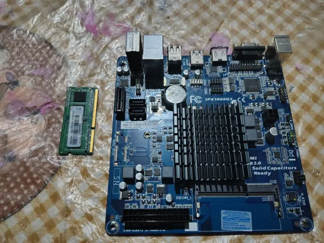 Placa-mãe + memória RAM 4GB DDR3 - Para retirada de peças