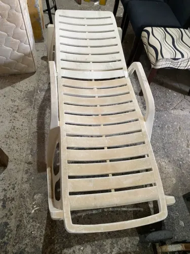 Espreguiçadeira branca, em bom estado.