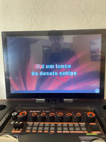 Karaokê com tela acoplado e 2 microfones